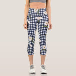 Leggings Capri Bonito Floral Daisy Gingham Check Personalizado de<br><div class="desc">Las leggings de capri son muy bonitas,  cómodas y de alta calidad,  con un estilo de margaritas blancas en bonito y un fondo de rayo azul y blanco.  Agregue texto personalizado,  monograma,  etc. para personalizar. Perfecto para hacer ejercicio o simplemente salir.</div>