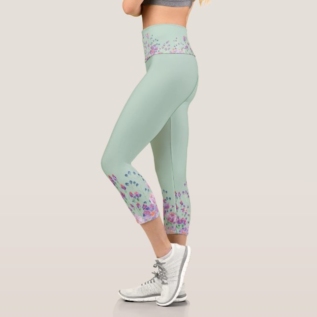 Leggings Capri Borde De Flor De Acuarela En Verde Sage (Izquierda)