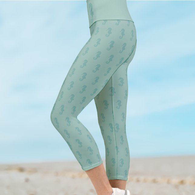 Leggings Capri Caballo marino monograma marino verde de Capri Leg (Sea green seahorse pattern capri leggings with space for your initial)