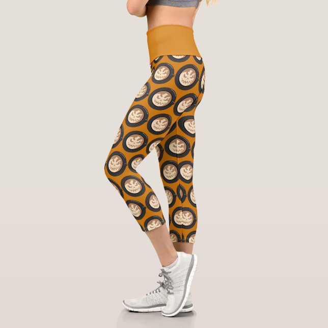 Leggings Capri Café Latte de Jack-o'lantern de Halloween (Izquierda)