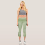 Leggings Capri Celadón verde de jade sólido<br><div class="desc">Un color único utilizado para la cerámica que antes se reservaba a los Royals. Mi tía y mi tío tuvieron una vez la tienda de antigüedades más grande del coste oriental. De niño recuerdo haber pasado innumerables horas desempolvando todos los tesoros de la tienda. Crecí para amar este color increíble....</div>