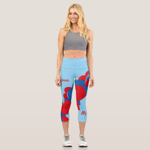 Leggings Capri Corazones de amor rojo y azul en fondo azul claro