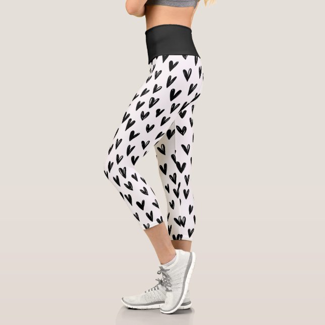 Leggings Capri Corazones De Doodle Blancos Y Negros (Izquierda)