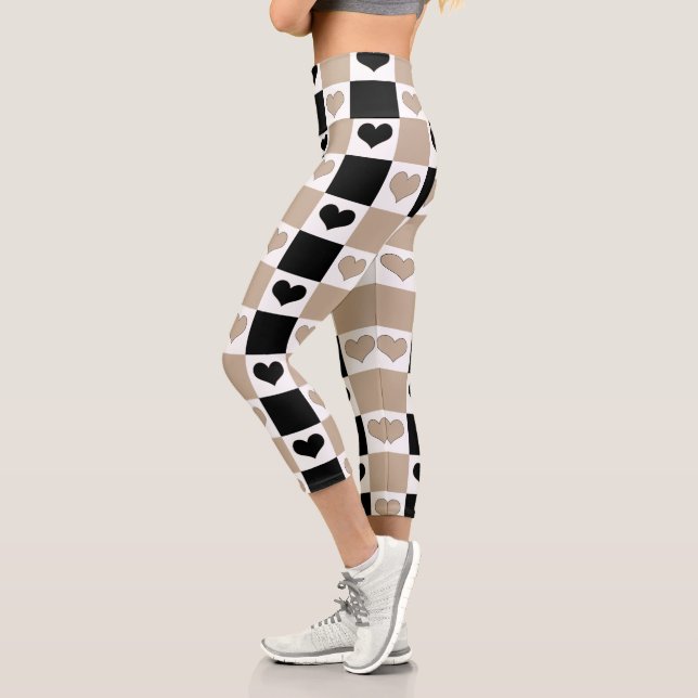 Leggings Capri Corazones de tablero de ajedrez en taupe, negro y  (Izquierda)