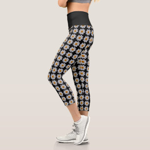 Leggings Capri Dahlia Blanca sobre Patrón Floral Negro