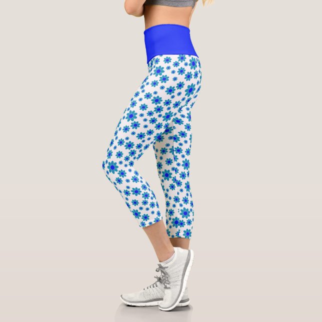Leggings Capri Daisies azules | Patrón de margarita de repetición (Izquierda)