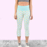Leggings Capri Daisies retro íntimos sobre las leggatas de entren<br><div class="desc">Estas lindas leggings de capri con motivos de flores de margarita retro son un patrón divertido que es genial para clases de yoga o simplemente para descansar. Con una margarita de estilo retro dibujada a mano sobre un fondo verde azulado claro.</div>