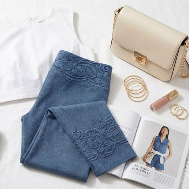 Leggings Capri de Floral con Estilo de Mezclilla A (Chic summer capris with a gorgeous waistband, gold accents, and fresh white‑sneaker style.)