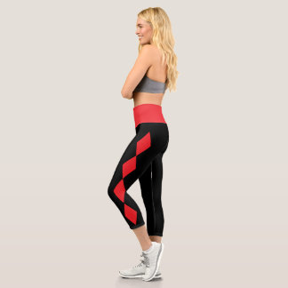 Leggings Capri Diamantes rojos sobre las leggantas de capri negro