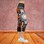 Leggings Capri Dot Mandala Flor Naranja blanco y negro<br><div class="desc">Este mandalá groovy presenta un color blanco,  naranja y negro y se inspiró en pintar puntos mandalas. ¡Patrones geométricos trippy para el hippie moderno!</div>