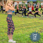 Leggings Capri El Coral Rosa Verde Se Cae En El Fondo Oscuro<br><div class="desc">Este divertido diseño de plumas de color tropical en un fondo oscuro tiene un color de banda de cintura complementario. Una moda divertida para el yoga, los entrenamientos en gimnasia y otras actividades de moda. Es agradable para descansar también. También puede hacer un gran regalo para las personas activas en...</div>