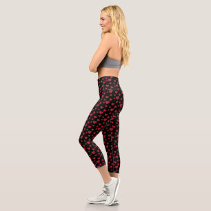 Leggings Capri El día de San Valentín del patrón de corazón rojo