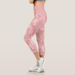 Leggings Capri Elegante Moda romántica floral Damasco-Pastel rosa<br><div class="desc">Elegante diseño adamascado floral de inspiración vintage con flores color rosa pastel monocromo claro-oscuro,  rollitos frondosos y bolsitas de delicadas cintas de encaje. Este patrón es fluido y puede ampliarse o reducirse. El color de la banda de guiñada se puede personalizar.</div>