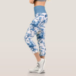 Leggings Capri Elegante Moda Vintage Azul Rosa Floral<br><div class="desc">Elegante y de moda de estilo vintage,  sin fisuras,  con rosas azules,  viñas,  follaje y claveles sobre fondo blanco. El color de la banda de guijarros es el personalizable.</div>