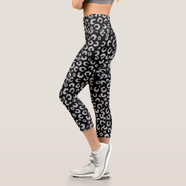 Leggings Capri Elegante patrón de leopardo negro plateado Purpuri (Izquierda)