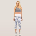 Leggings Capri Elegante Vintage francés grabado en toile floral-a<br><div class="desc">Elegante y ornamentado patrón vintage azul y blanco toile de jouy con flores exóticas, viñas y follaje entrelazados con guirnaldas y canastos de rosas. Este patrón se adaptó a partir de un fragmento textil francés histórico aproximadamente en 1910 en la colección Smithsonian. El patrón es de alta resolución pero no...</div>