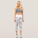 Leggings Capri Elegante Vintage Francés Grabado Floral Toile-Gris<br><div class="desc">Elegante y ornamentado patrón vintage gris y blanco de jouy con flores exóticas, viñas y follaje entrelazados con guirnaldas y canastos de rosas. Este patrón se adaptó a partir de un fragmento textil francés histórico aproximadamente en 1910 en la colección Smithsonian. El patrón es de alta resolución pero no se...</div>