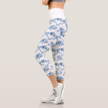 Leggings Capri Elegantes Rosas azules grabados de época y cintas<br><div class="desc">Elegantes y románticas rosas vintage azules grabadas,  flores,  viñas,  hojas y mariposas con cintas y arcos entrelazados sobre un fondo blanco. El color de la banda de guijarros es el personalizable.</div>