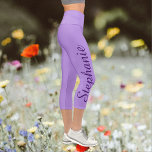 Leggings Capri ELIJA SU COLOR o morado, nombre, yoga Capri Legg<br><div class="desc">¡ELIJA SUS personalizados DE COLOR de yoga para capri leggings! Borde a borde impreso, con su nombre en un gran guión morado oscuro arriba de una pierna! La muestra es de color púrpura pálido, pero puede ser fácilmente personalizar al color que desee. También es fácil cambiar o eliminar el texto...</div>