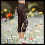 Leggings Capri ELIJA SU COLOR o yoga marrón oscuro<br><div class="desc">¡ELIJA SUS personalizados DE COLOR de yoga para capri leggings! Borde a borde impreso, con su nombre en un guión grande en blanco en una pierna! La muestra es de color marrón oscuro, pero se puede elegir fácilmente un color personalizar. También es fácil cambiar o eliminar el texto de ejemplo....</div>