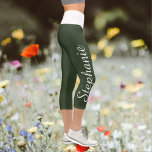 Leggings Capri ELIJA SUS personalizados DE COLOR de yoga para las<br><div class="desc">¡ELIJA SUS personalizados DE COLOR de yoga para capri leggings! Borde a borde impreso, con su nombre en un guión grande en blanco en una pierna! La muestra es de color verde cazador con una cintura blanca, pero se puede elegir fácilmente el color de su elección. También es fácil cambiar...</div>