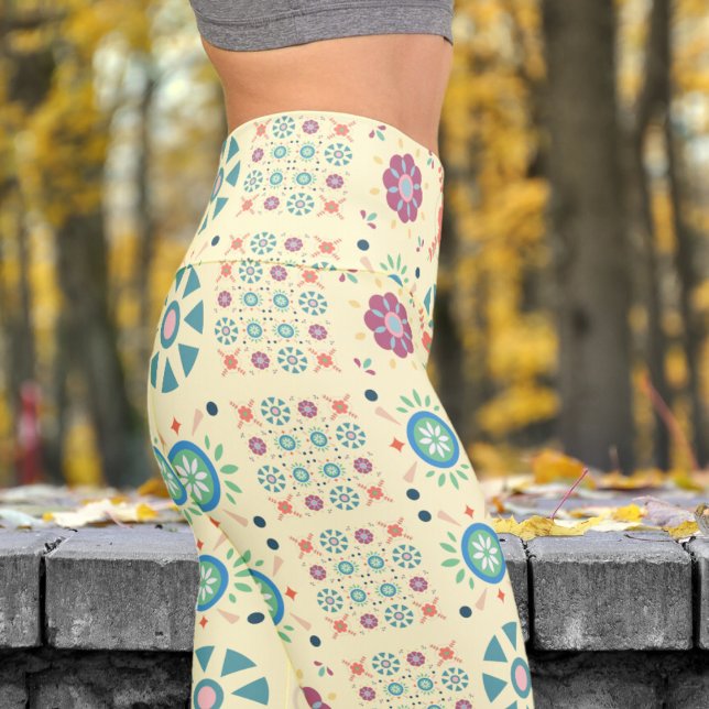 Leggings Capri Encantador Yoga del patrón folclórico escandinavo  (Scandinavian Folk on Cream)