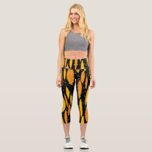 Leggings Capri Estilo atómico, patrón geométrico naranja negro.