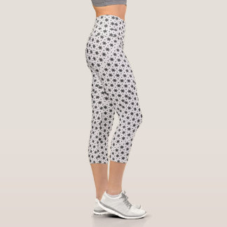 Leggings Capri Estrellas negras sobre patrón geométrico blanco