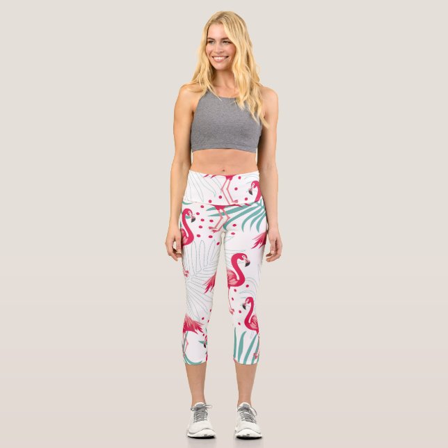 Leggings Capri Flamingo y hojas tropicales, patrón de verano. (Anverso)