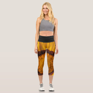 Leggings Capri Flor amarilla sobre fondo negro