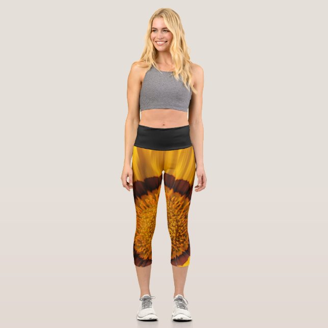 Leggings Capri Flor amarilla sobre fondo negro (Anverso)