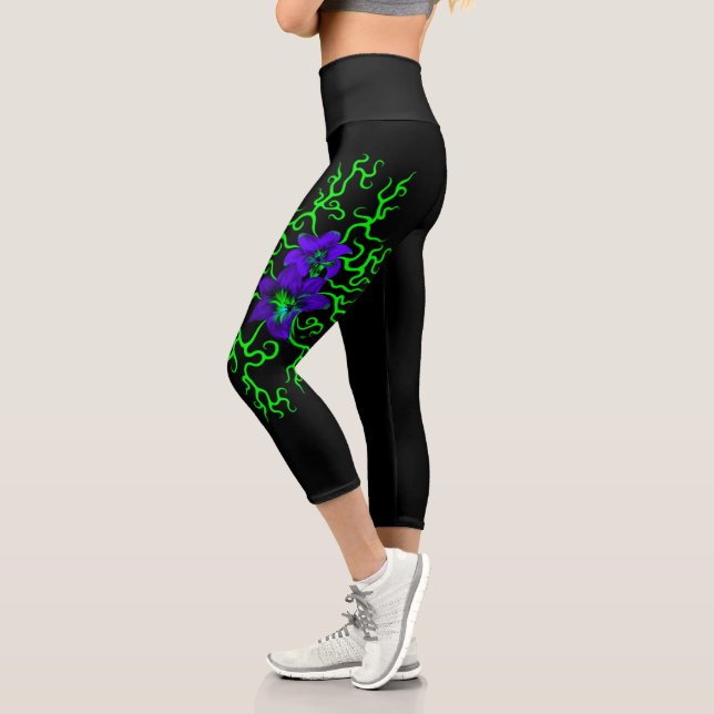Leggings Capri Flor morada lirio en negro (Izquierda)