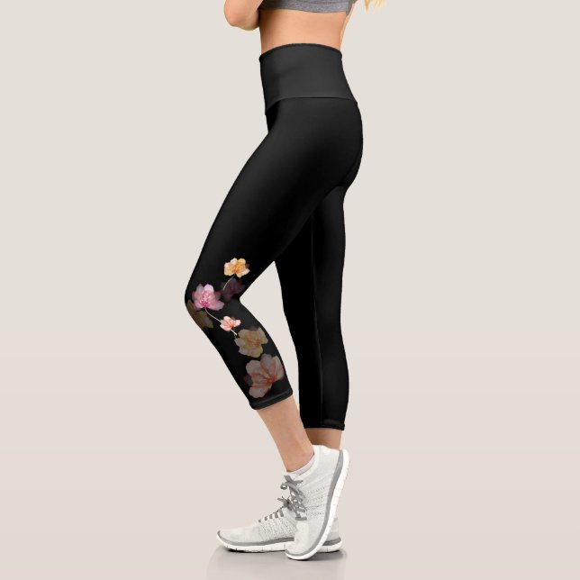 Leggings Capri Floral sobre negro (Izquierda)