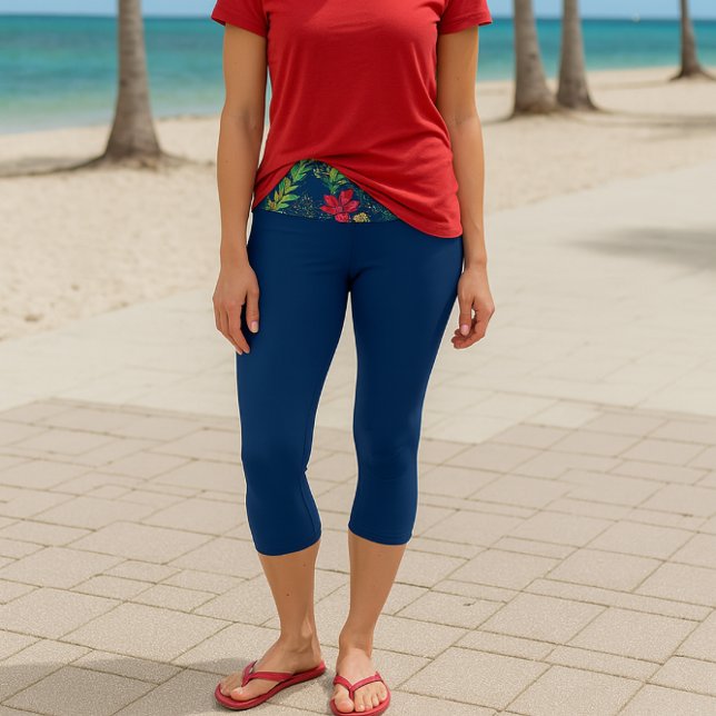 Leggings Capri Flores azules rojas en azul marino (Key West casual with a floral twist This capri is perfect for winter sunshine and breezy strolls.)