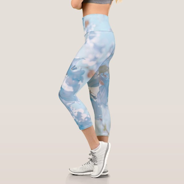 Leggings Capri Flores de árbol de jacarandá azul pastel suave (Izquierda)