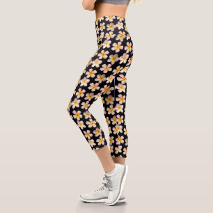 Leggings Capri Flores de Frangipani Plumeria Pastel sobre Negro