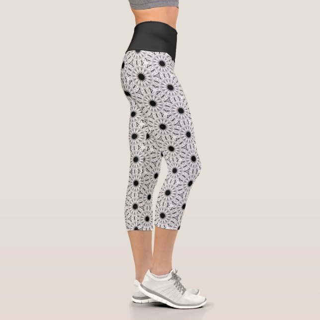Leggings Capri Flores Negras y Blancas con Encaje (Derecha)