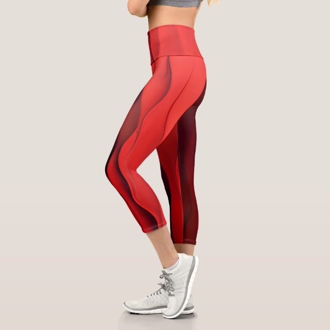Leggings Capri Flujo Carmesí – Ondas Rojas Abstractas de Movimien (Izquierda)