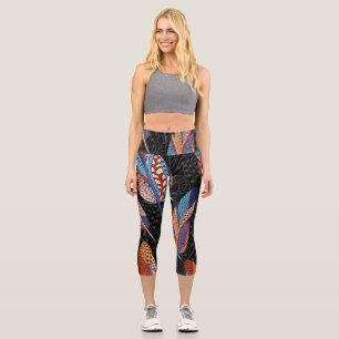 Leggings Capri Fondo inoxidable con patrón de plumas coloridas.