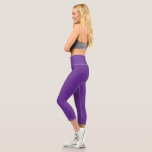 Leggings Capri fondo púrpura con borde blanco<br><div class="desc">El diseño es un gran cuadrado azul que parece un cielo claro y luminoso. El color del cielo es un color azul intenso que le confiere un aspecto animado y animado.</div>