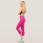 Leggings Capri fondo rosa con borde negro<br><div class="desc">El diseño es un gran cuadrado azul que parece un cielo claro y luminoso. El color del cielo es un color azul intenso que le confiere un aspecto animado y animado.</div>