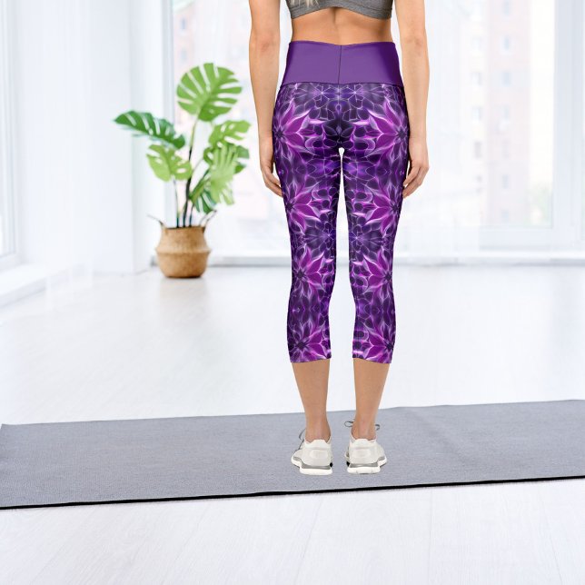 Leggings Capri Fractal de flor violeta hipnótica vibrante (Subido por el creador)