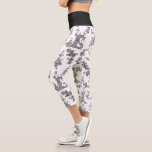 Leggings Capri Fuentes y árboles fantásticos de época Toile-B & W<br><div class="desc">La histórica adaptación sin fisuras de un patrón textil John Munn inglés grabado en tela de jouy de los años 1770 con un monumento clásico a Shakespeare,  fuentes,  aves y flores exóticas. Negro sobre fondo blanco. El color de la banda de guijarros es el personalizable.</div>