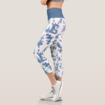 Leggings Capri Fuentes y árboles fantásticos de la época azul<br><div class="desc">La histórica adaptación sin fisuras de un patrón textil John Munn inglés grabado en tela de jouy de los años 1770 con un monumento clásico a Shakespeare,  fuentes,  aves y flores exóticas. Azul sobre fondo blanco. El color de la banda de guijarros es el personalizable.</div>