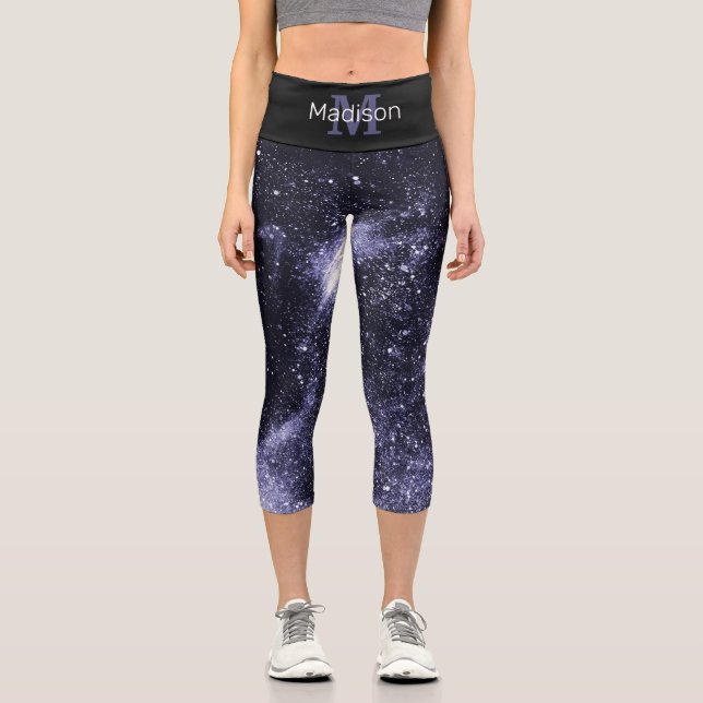 Leggings Capri Galaxia abstracta violeta peri negra Monograma (Anverso)