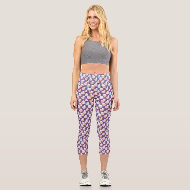 Leggings Capri Gatos en tazas de café 01. Purple BG (Anverso)