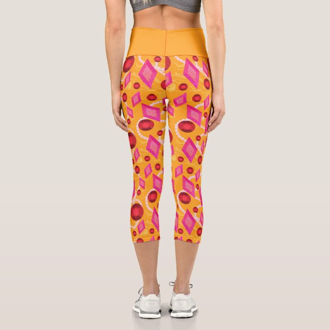 Leggings Capri gemas rosas y rojas y patrón de fondo amarillo (Reverso )