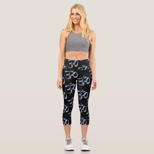 Leggings Capri Gradiente Om Disperso en Fondo Negro (Anverso)