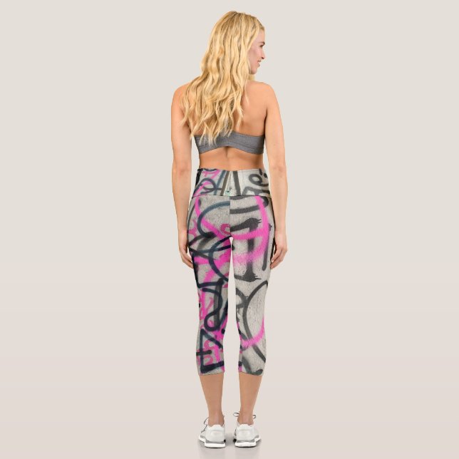 Leggings Capri Graffiti urbano de estilo rosa y gris (Reverso)