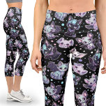 Leggings Capri Gran Kawaii Pastel Gótico Cat-Bat Harajuku Yoga<br><div class="desc">Leyendas del gato del Gótico Kawaii Pastel | Harajuku Inspirado. Leggings del gato-murciélago del Gótico Kawaii Pastel, adornadas con adorables motivos de gatos y gatitos. Podrá disfrutar de la estética del gótico pastel con diseños violeta, lila y violeta en un elegante fondo negro. Perfecto para los amantes de la moda...</div>